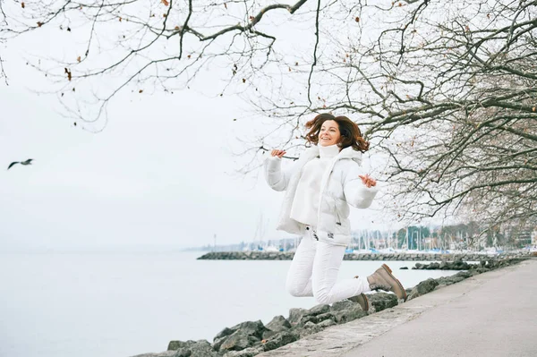 Güzel Bir Kadının Portresi Gölün Kenarında Beyaz Giysiler Içinde Havada — Stok fotoğraf