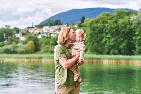 Portrait Happy Young Father Adorable Toddler Girl Playing Next Lake — Foto Stock