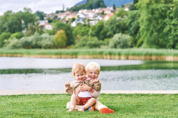 Outdoor Portrait Adorable Happy Children Playing Together Next Lake River — Stock Photo, Image
