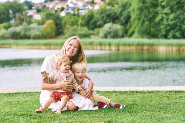 Outdoor Portret Van Gelukkige Jonge Moeder Met Twee Mooie Kinderen — Stockfoto