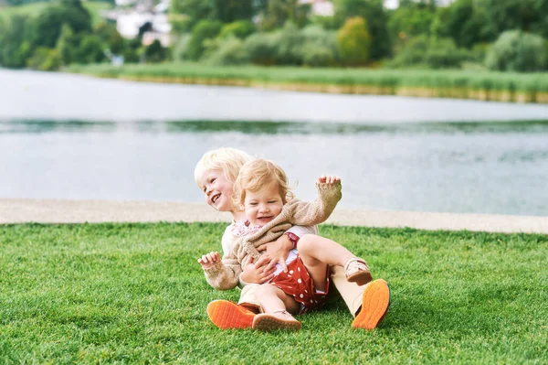 Gölün Nehrin Yanında Oynayan Sevimli Mutlu Çocukların Açık Hava Portresi — Stok fotoğraf