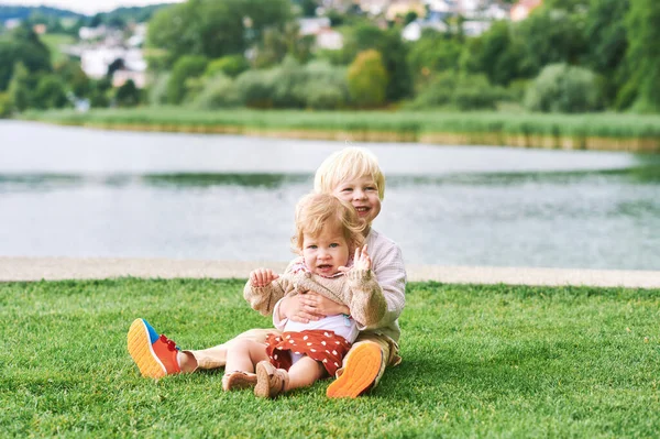 Outdoor Portrait Adorable Happy Children Playing Together Next Lake River — Stock Photo, Image