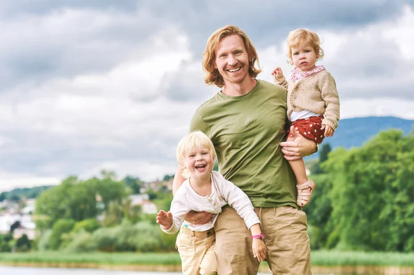 Outdoor Portret Van Gelukkige Jonge Vader Met Twee Kinderen Armen — Stockfoto