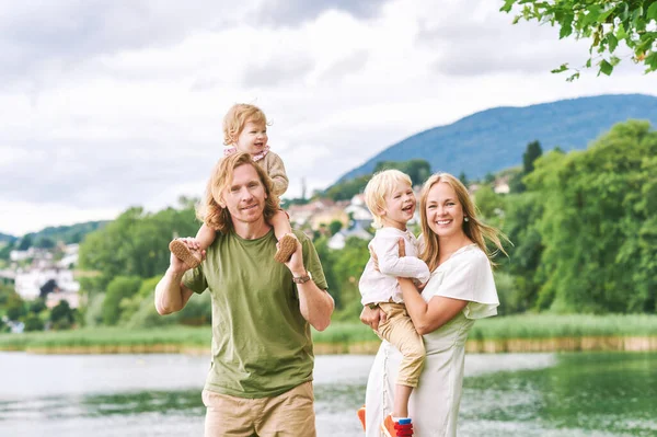 Outdoor Portret Van Mooie Familie Jong Stel Met Kleuter Jongen — Stockfoto