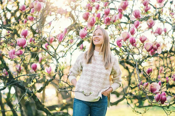 Outdoor Portrait Beautiful Happy Model Blond Hair Posing Next Magnolia — Fotografia de Stock