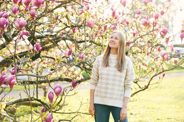 Outdoor Portret Piękny Szczęśliwy Model Blond Włosy Pozowanie Obok Kwiatów — Zdjęcie stockowe