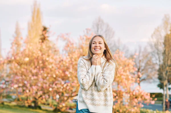 Genç Mutlu Sarışın Bir Kadının Bahar Parkındaki Açık Hava Portresi — Stok fotoğraf