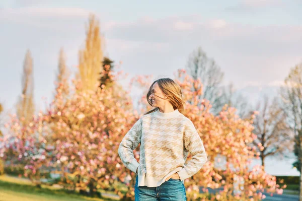 春の公園で若い幸せなブロンドの女性の屋外肖像画 感情的な女性モデル持っています楽しいです日当たりの良い暖かい日 — ストック写真