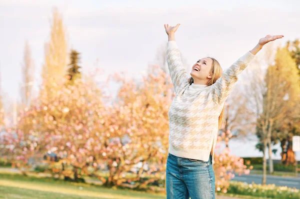 Outdoor Portrait Young Happy Blond Woman Spring Park Emotional Female — Foto Stock