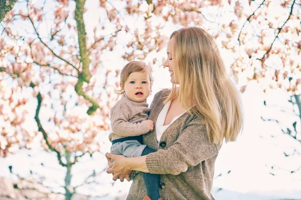 Venkovní Portrét Šťastné Mladé Matky Rozkošnou Holčičkou Pod Kvetoucím Jarním — Stock fotografie