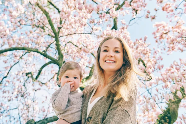 Venkovní Portrét Šťastné Mladé Matky Rozkošnou Holčičkou Pod Kvetoucím Jarním — Stock fotografie