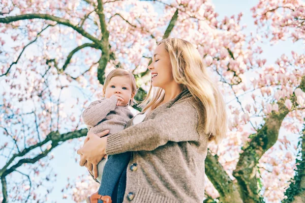 Außenporträt Einer Glücklichen Jungen Mutter Mit Entzückendem Baby Mädchen Unter — Stockfoto