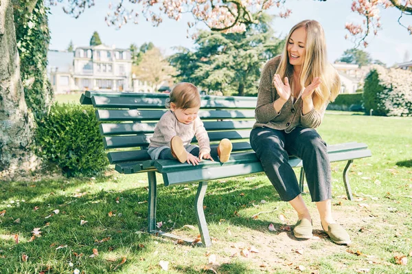 Outdoor Portret Van Gelukkige Jonge Moeder Spelen Met Schattige Baby — Stockfoto