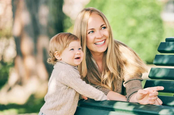 Portrait Extérieur Une Jeune Mère Heureuse Jouant Avec Une Adorable — Photo