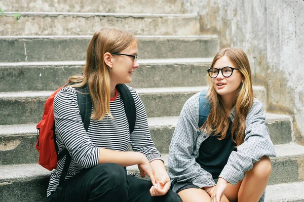 Retrato Livre Duas Adolescentes Sentadas Nas Escadas Vestindo Costas Conversando — Fotografia de Stock