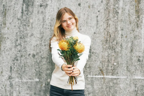 Bukett Med Gula Leucospermum Blommor Innehav Unga Tonåring Flicka Selektivt — Stockfoto