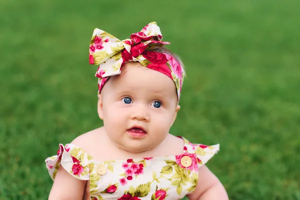 Внешний Портрет Очаровательной Малышки Разноцветной Повязкой Голове — стоковое фото