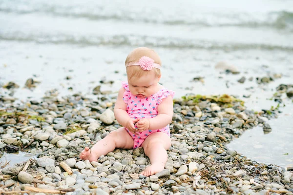 Retrato Livre Adorável Menina Brincando Com Algas Pelo Rio Vestindo — Fotografia de Stock