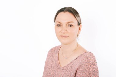 35-40 yaşlarında beyaz arka planda poz veren güzel bir kadının stüdyo portresi.