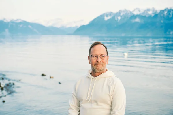 Portrét Hezkého Muže Který Obdivuje Nádherné Jezero Horami Nosí Bílé — Stock fotografie