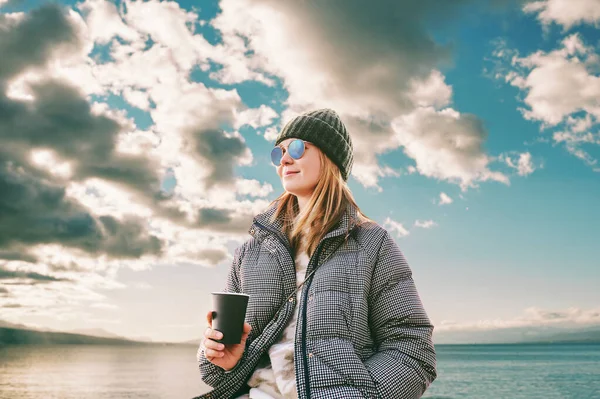 Utomhus Porträtt Glad Ung Kvinna Dricka Hämtmat Kaffe Bredvid Sjön — Stockfoto