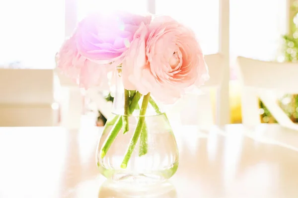 Kleine Vaas Tafel Met Zachte Roze Ranunculus Bloemen Zonlicht — Stockfoto