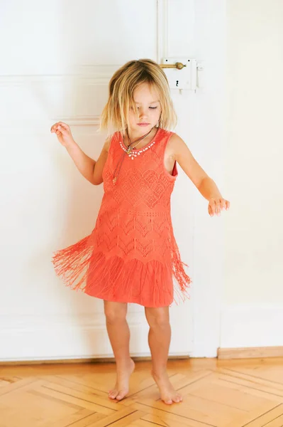 Retrato Niña Feliz Bailando Casa Con Vestido Naranja Brillante — Foto de Stock