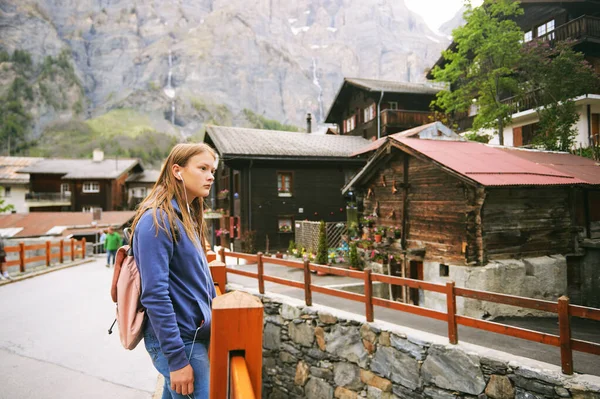 Młoda Nastolatka Turystyka Górach Zwiedzanie Tradycyjnej Szwajcarskiej Wioski Leukerbad Szwajcaria — Zdjęcie stockowe