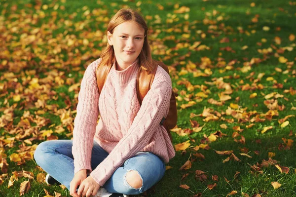 Outdoor Portret Van Jonge Tiener Meisje Zitten Het Gazon Het — Stockfoto