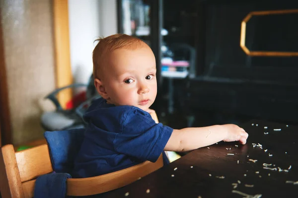 Nepořádné Dítě Namazané Těstoviny Stole Batole Dítě Jíst Sám — Stock fotografie