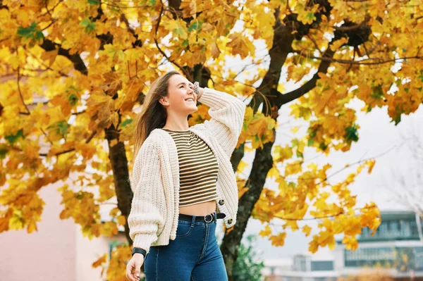 Retrato Otoñal Una Joven Bonita Posando Junto Árbol Con Hojas — Foto de Stock