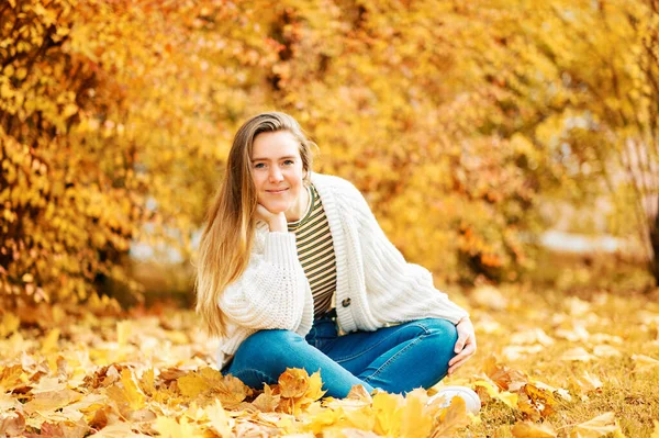 年轻快乐女孩坐在黄叶背景 健康生活方式的地面上的秋天肖像 — 图库照片