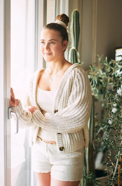 Innenporträt Eines Jungen Romantischen Jährigen Mädchens Das Neben Dem Fenster — Stockfoto