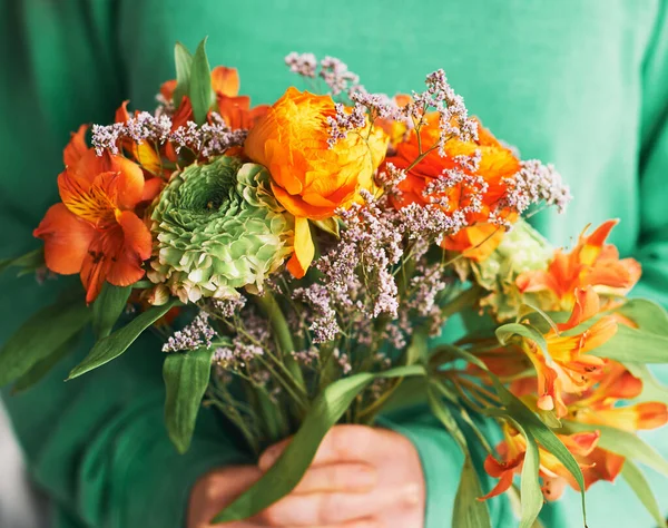 Portrait Gros Plan Beau Bouquet Ranunculus Alstroemeria Vert Orange Tenu — Photo