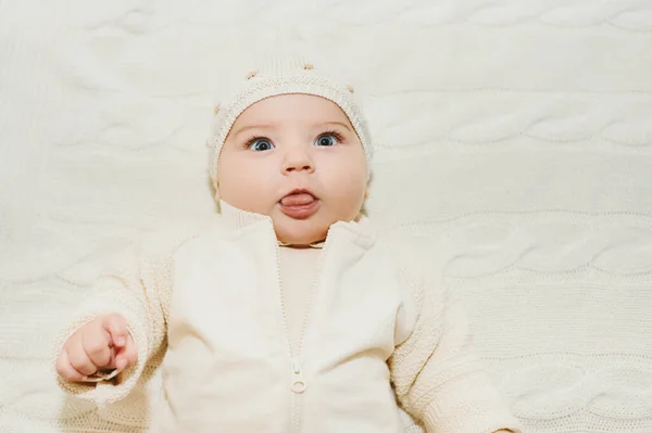 Retrato Bebê Adorável Deitado Cobertor Branco Usando Chapéu — Fotografia de Stock