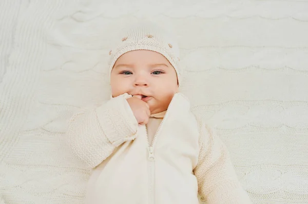白い毛布の上に横たわる愛らしい赤ちゃんの肖像画 帽子をかぶって — ストック写真