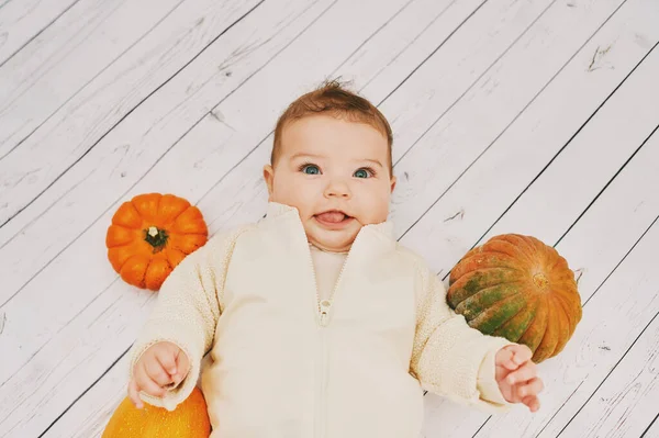 Herbstporträt Eines Entzückenden Babys Das Mit Mini Kürbis Spielt — Stockfoto