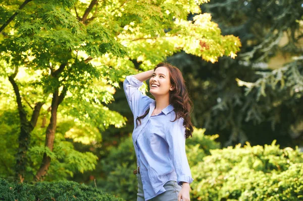 Outdoor Portret Van Gelukkige Jonge Vrouw Genieten Milieu Groen Park — Stockfoto