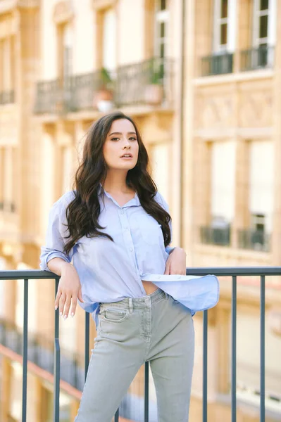 Modeporträt Einer Schönen Jungen Frau Die Blaues Hemd Trägt Und — Stockfoto