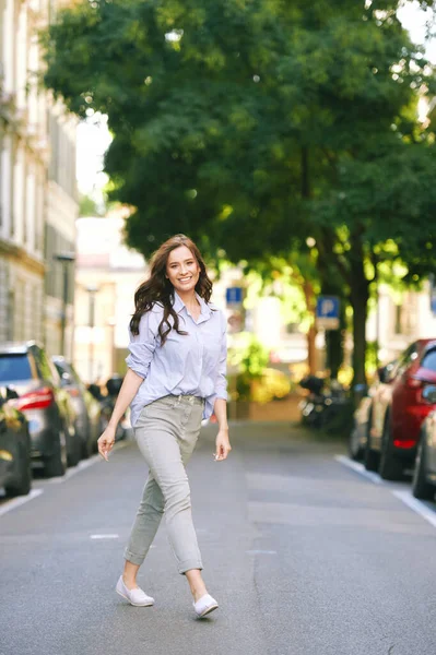 Retrato Moda Una Hermosa Mujer Joven Con Camisa Azul Posando — Foto de Stock