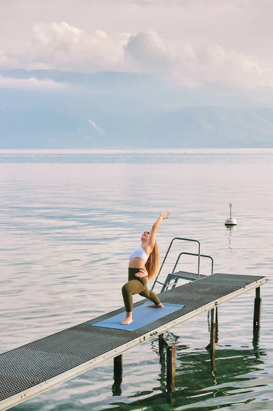 Outdoor Portrait Young Beautiful Woman Practicing Yoga Dock Lake — Stock Photo, Image