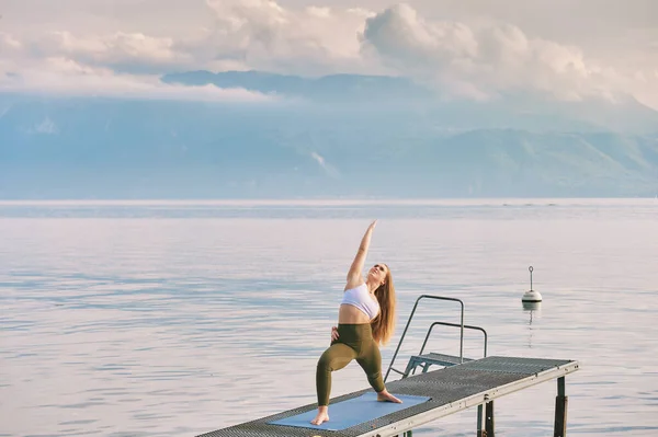 Retrato Aire Libre Una Joven Hermosa Mujer Practicando Yoga Muelle —  Fotos de Stock