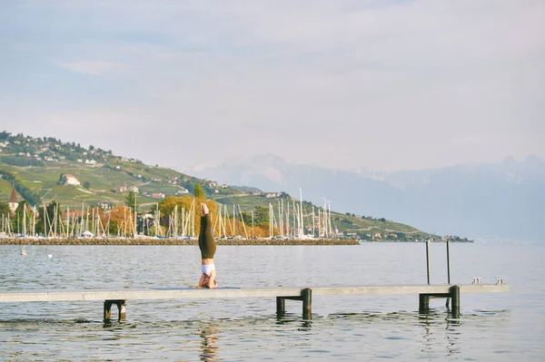 Utomhusporträtt Ung Vacker Kvinna Som Utövar Yoga Vid Sjön — Stockfoto