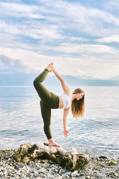 Retrato Aire Libre Una Joven Hermosa Mujer Practicando Yoga Junto —  Fotos de Stock