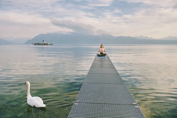 Paisaje Del Lago Ginebra Mujer Practicando Yoga Muelle Cisne Pasando — Foto de Stock