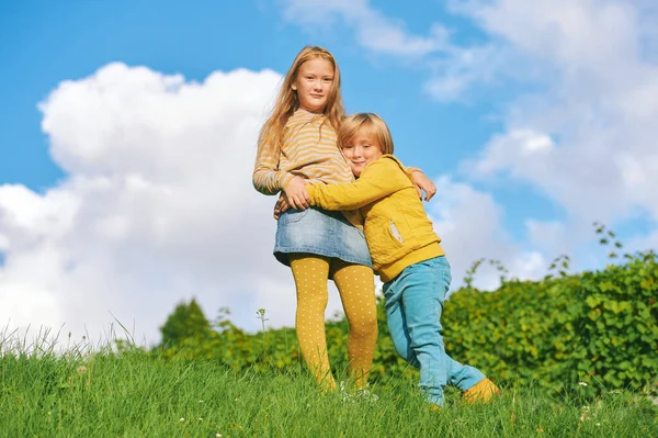 Portret Van Grappige Kinderen Die Buiten Samen Spelen — Stockfoto