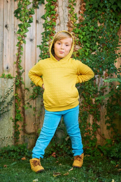 Retrato Aire Libre Del Adorable Niño Años Con Sudadera Con — Foto de Stock