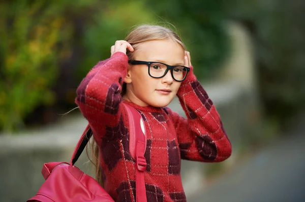 Außenporträt Eines Entzückenden Kleinen Mädchens Das Mit Rucksack Und Brille — Stockfoto