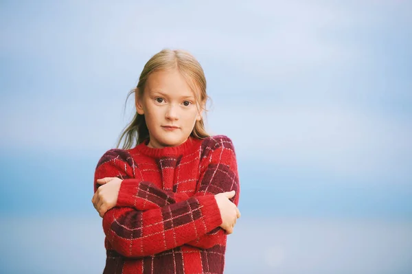 Retrato Aire Libre Una Hermosa Niña Usando Suéter Rojo Mostrando — Foto de Stock