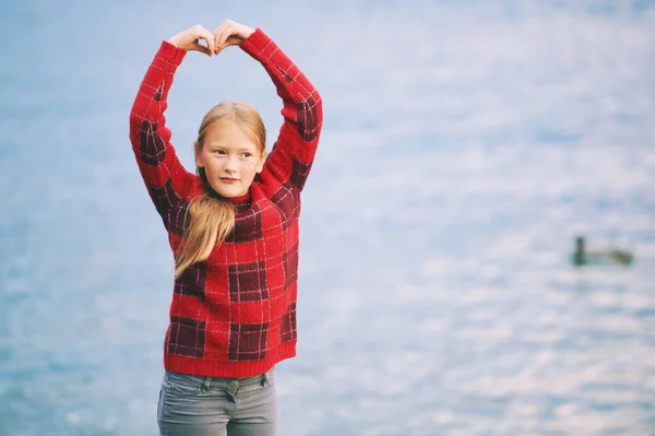 Außenporträt Des Süßen Kleinen Mädchens Das Herzförmige Liebe Singt Roten — Stockfoto